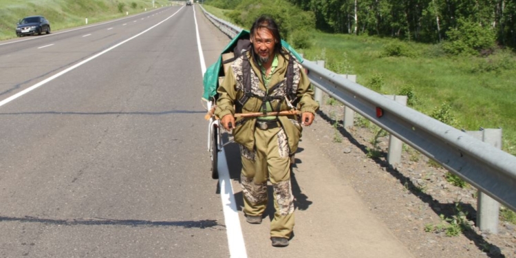 Якутский шаман идёт пешком в Москву “изгонять Путина” (ВИДЕО)