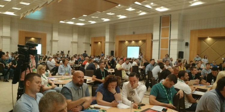 Между Дубинским и Арахамией. В Слуге народа уже началось кучкование