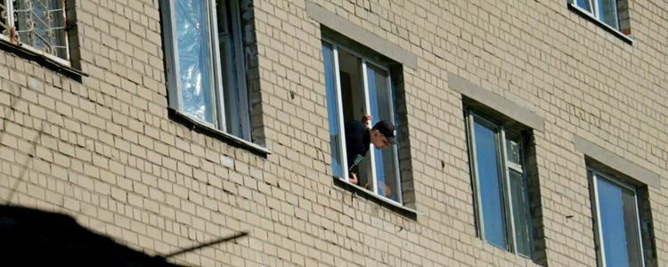 В Днепре девушка пыталась забраться на 4 этаж по простыням и сорвалась (ФОТО)