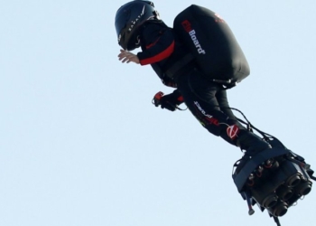 Французский изобретатель пытался перелететь Ла-Манш  на реактивном скейте, но одолел только полпути (ВИДЕО)