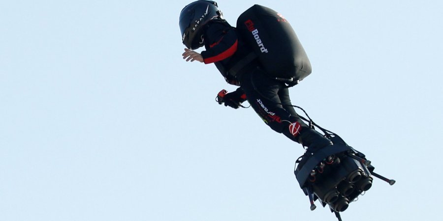 Французский изобретатель пытался перелететь Ла-Манш на реактивном скейте, но одолел только полпути (ВИДЕО) 1