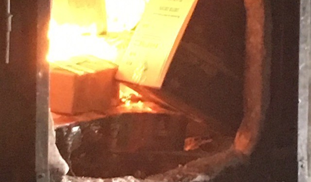 Интересно, как пахло? На Николаевщине сожгли свыше 14 тысяч пачек сигарет и кальянного табака (ФОТО)