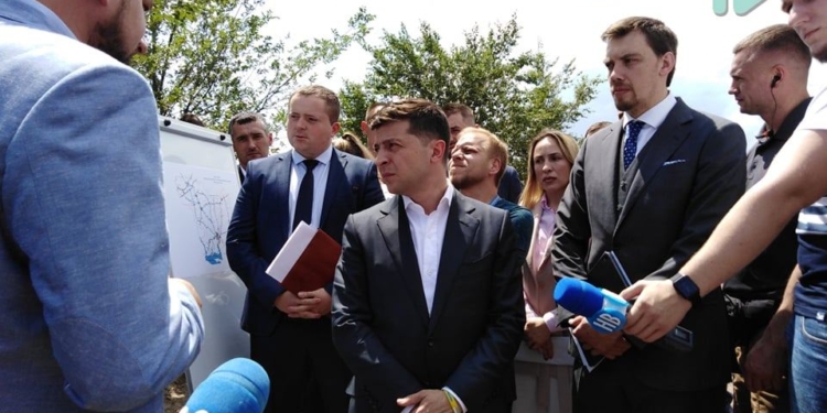 “Хочу понять, почему нет дороги” – Владимир Зеленский посмотрел на многострадальную Н-14 “Александровка-Кропивницкий-Николаев”