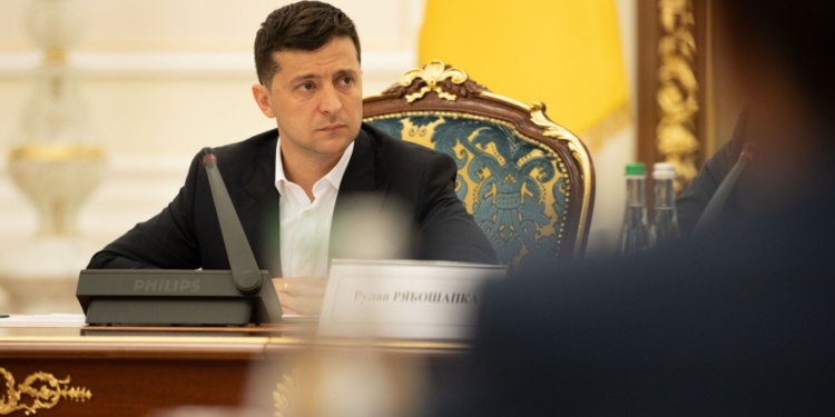 Дотации для «Мироновского хлебопродукта», «схемы» в «оборонке» и отстранение главы «Укртрансбезопасности» – Зеленский потребовал жестче реагировать на коррупцию