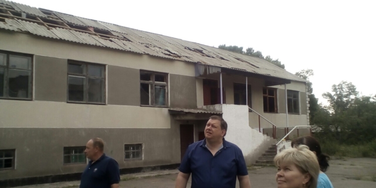 И еще раз о вчерашнем урагане на Николаевщине: ветер практически снес крышу школьного спортзала и повредил крышу дома для учителей в Кривоозерском районе (ФОТО)