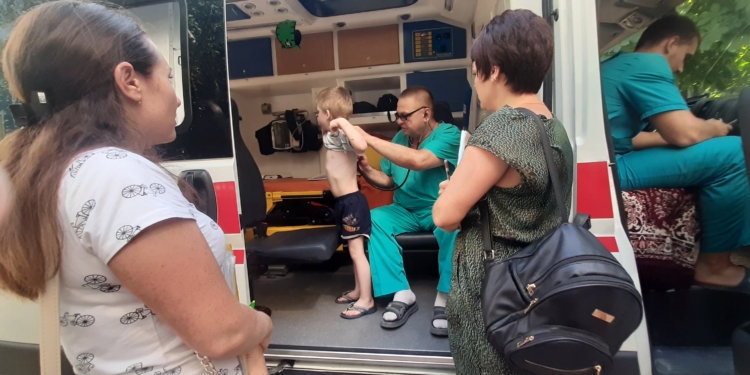 В Николаеве соцслужба изъяла ребенка у матери, которая оставила его у чужих людей, а сама отправилась пить и бродяжничать (ФОТО)