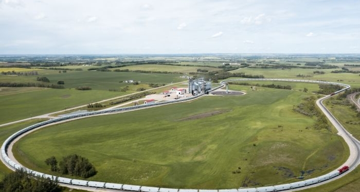Больше 2 км. В Канаде отправили в порт поезд из 147 вагонов-зерновозов (ФОТО)