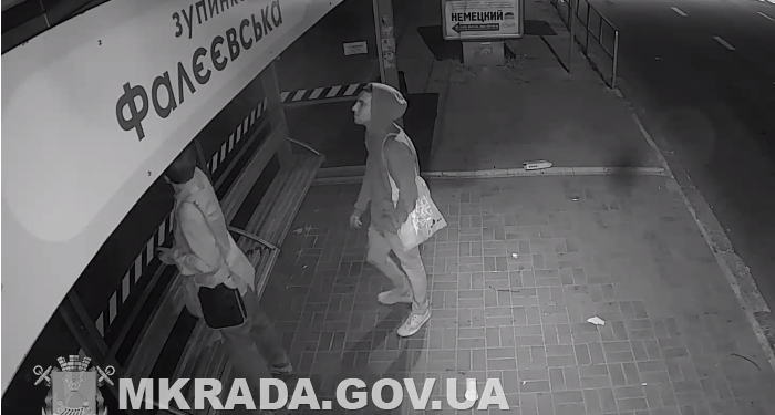 В Николаеве молодые вандалы изрисовали новую остановку. Сенкевич объявил вознаграждение тому, кто поможет их найти (ФОТО, ВИДЕО)