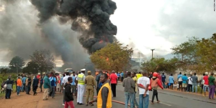 Из-за взрыва бензовоза в Танзании погибло свыше 60 человек