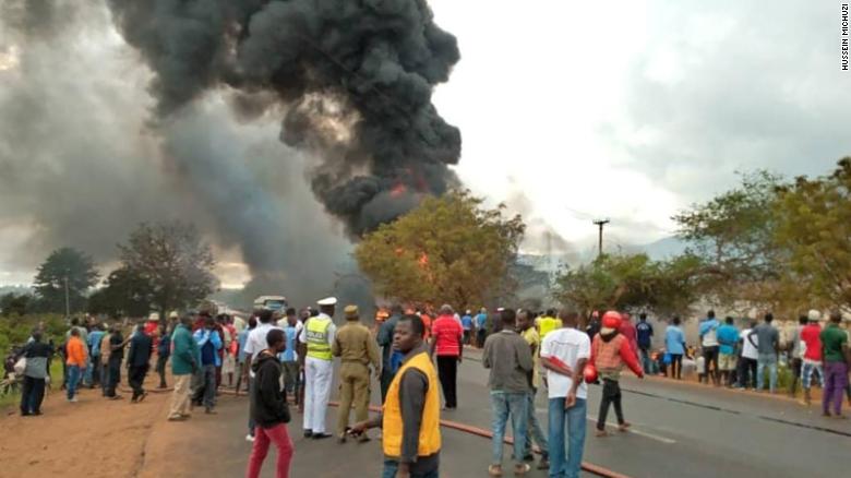 Из-за взрыва бензовоза в Танзании погибло свыше 60 человек 1