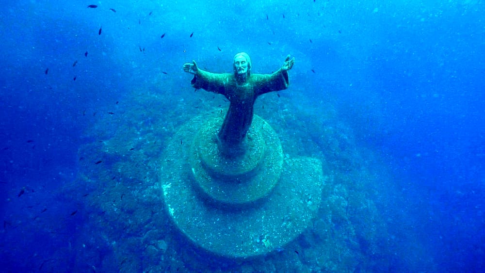 В Италии начали очищать подводную скульптуру «Христа из бездны» (ВИДЕО) 1