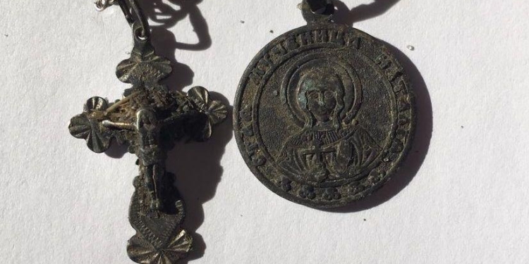 Помогите опознать по цепочке с крестиком и кулоном: на Николаевщине в Южном Буге выловили труп женщины с привязанным камнем (ФОТО)