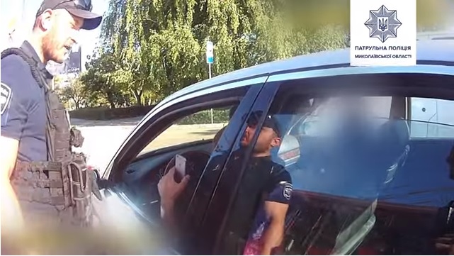 Патрульная полиция Николаева опубликовала видео вчерашнего задержания водителя, припарковавшегося на пешеходном переходе и затем наехавшего на ТОРовца (ВИДЕО) 1