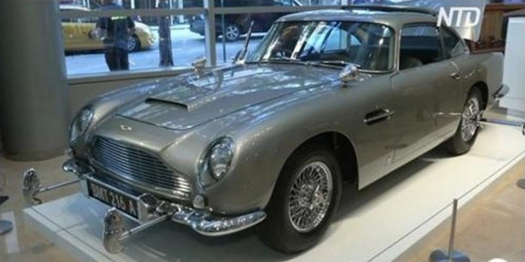 Меняющиеся регистрационные номера и дула пулеметов в фарах: автомобиль Джеймса Бонда продали за $6,4 млн. (ВИДЕО)