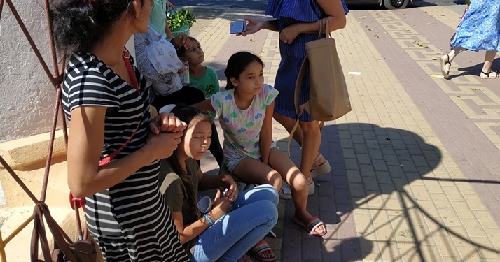 В Николаеве две женщины ромской национальности привезли своих восьмерых детей в храмы – попрошайничать (ФОТО)