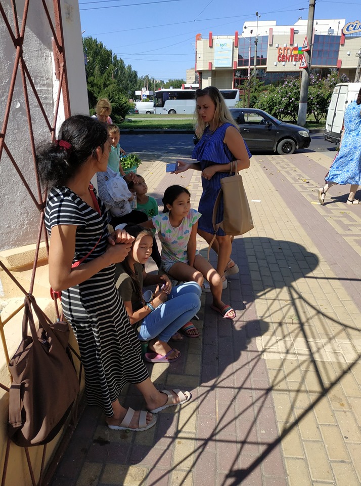 В Николаеве две женщины ромской национальности привезли своих восьмерых детей в храмы - попрошайничать (ФОТО) 1