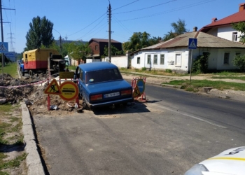 Вдрызг пьяный водитель на «семерке» чуть не влетел в яму, где Николаевской ТЭЦ проводятся ремонтные работы (ФОТО)