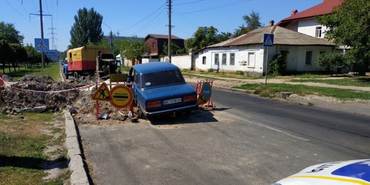 Вдрызг пьяный водитель на «семерке» чуть не влетел в яму, где Николаевской ТЭЦ проводятся ремонтные работы (ФОТО)