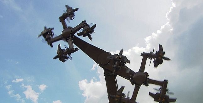 Похож на свастику: в немецком городе Лёффингер закрыли аттракцион «Полет орла» из-за жалоб посетителей (ВИДЕО)