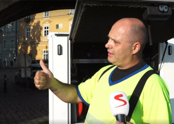 Житель Праги за два часа убрал граффити, нанесенное немецкими туристами на Карловом мосту, а реставраторы собирались это делать три недели (ФОТО)