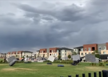 «Как армия лягушек»: в Колорадо ветер унес десятки матрасов, приготовленных местными жителями для просмотра кино под открытым небом (ВИДЕО)