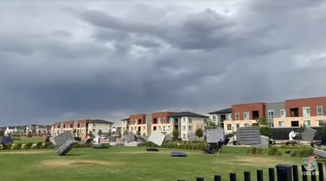 «Как армия лягушек»: в Колорадо ветер унес десятки матрасов, приготовленных местными жителями для просмотра кино под открытым небом (ВИДЕО)