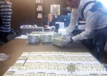 В Киеве задержали двух топ-чиновников на взятке в $1,5 млн. – деньги им принесли в сумке (ФОТО, ВИДЕО)