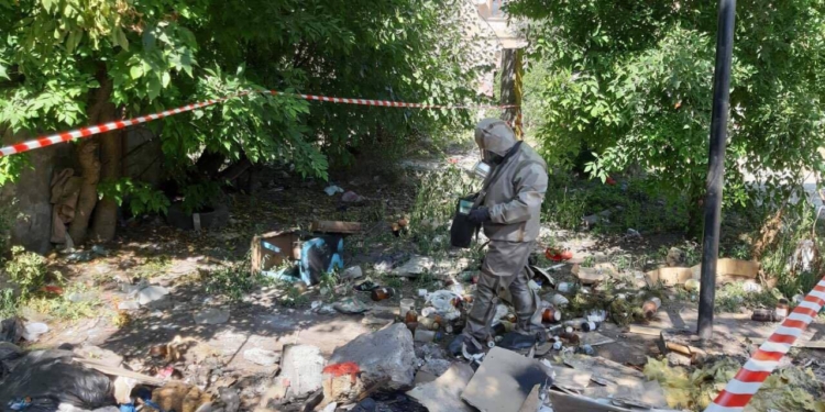 В Николаеве на месте разобранного гаража дети нашли серную кислоту – трое получили ожоги (ФОТО)