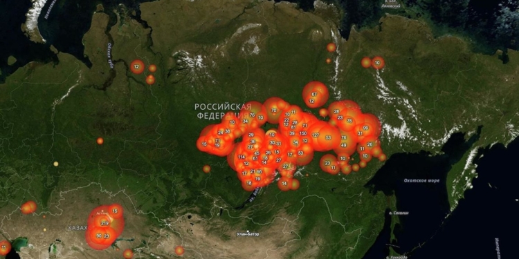 Сибирь продолжает гореть: в зоне задымления – почти 200 населенных пунктов, против пожаров шаманы проводят обряды с жертвоприношением