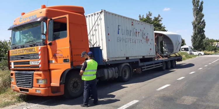 На Николаевщине сотрудники УТБ остановили грузовик, из контейнера которого вытекает неизвестное ядовитое вещество (ФОТО)