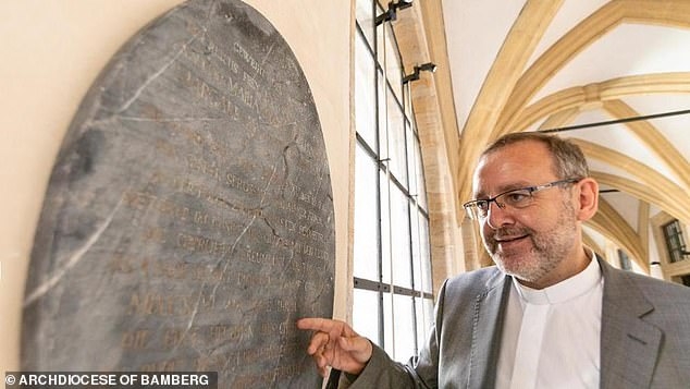 В Германии нашли надгробную плиту аристократки, которая была прообразом Белоснежки в знаменитой сказке братьев Гримм (ФОТО)