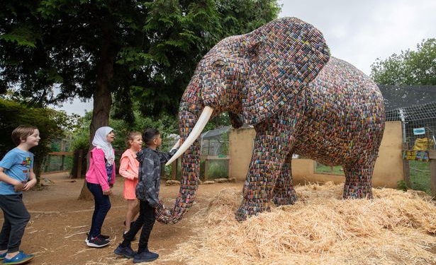 В Великобритании из отработанных батареек создали скульптуру слона в натуральную величину (ВИДЕО)
