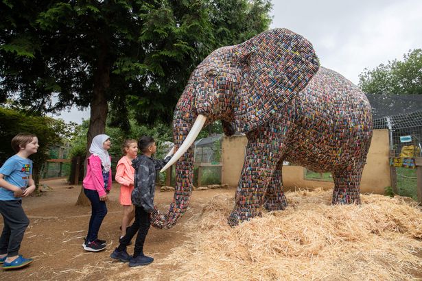 В Великобритании из отработанных батареек создали скульптуру слона в натуральную величину (ВИДЕО) 1