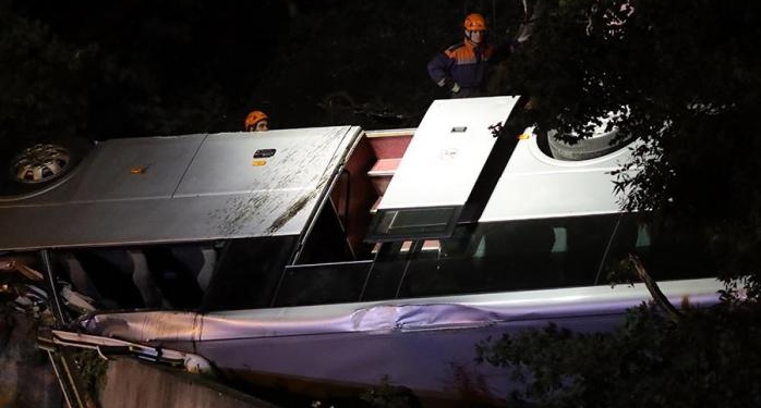 В России легковушка и автобус сорвались в пропасть: трое погибших, более 40 раненых (ВИДЕО)