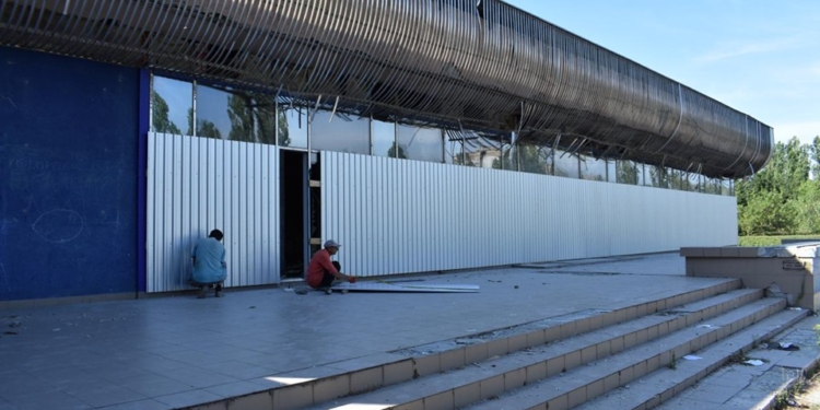 Бывший кинотеатр «Искра» в Николаеве взяли под круглосуточную охрану (ФОТО)