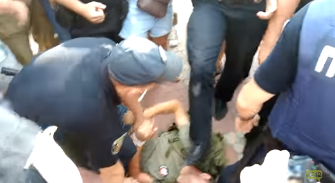 Антифейк. Ролик с “копом”, наступившим на лицо задержанному в Николаеве: что произошло на самом деле (ВИДЕО)