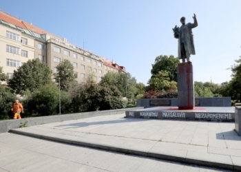 Памятник советскому маршалу в Праге облили красной краской