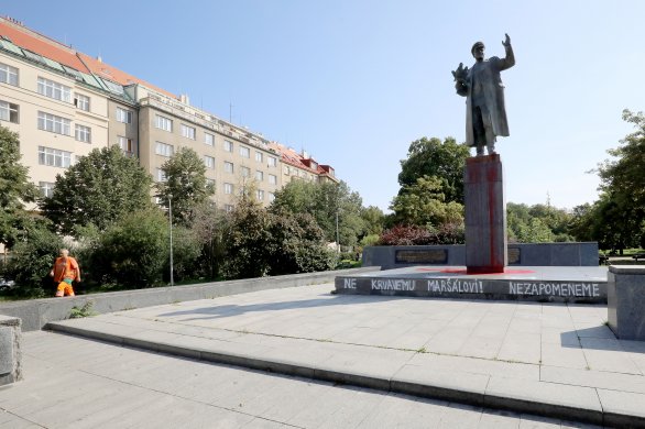 Памятник советскому маршалу в Праге облили красной краской 1