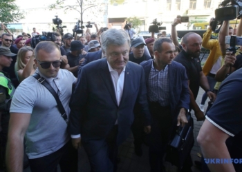 Порошенко прибыл на допрос в ГБР: его дети устроили митинг (ФОТО, ВИДЕО)