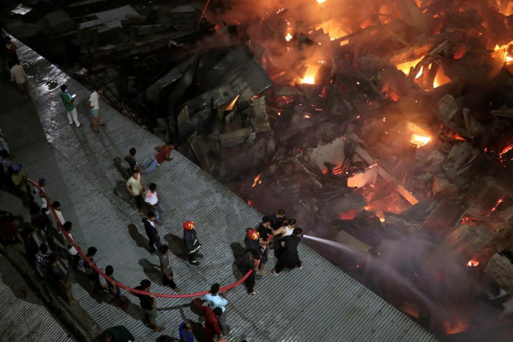 Грандиозный пожар в трущобах столицы Бангладеш: без крова остались 50 тысяч человек 1
