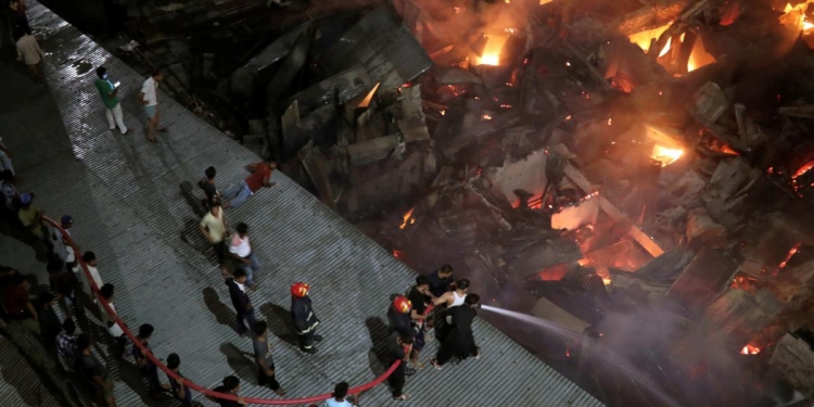 Грандиозный пожар в трущобах столицы Бангладеш: без крова остались 50 тысяч человек