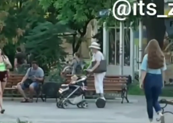 В ногу со временем: в Запорожье заметили бабушку на гироскутере (ВИДЕО)