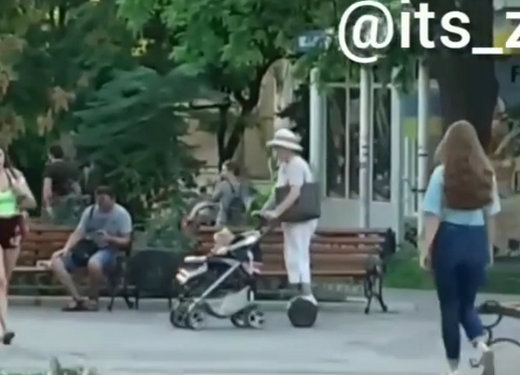 В ногу со временем: в Запорожье заметили бабушку на гироскутере (ВИДЕО)