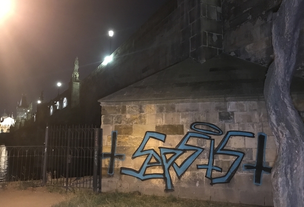 Житель Праги за два часа убрал граффити, нанесенное немецкими туристами на Карловом мосту, а реставраторы собирались это делать три недели (ФОТО) 1