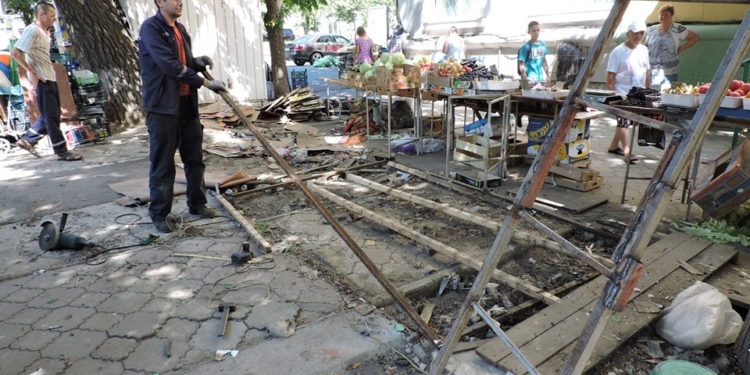 Проспект Центральный в Николаеве продолжают очищать от незаконных МАФов – снесены 3 киоска у рынков «Украина» и «Центральный» (ФОТО)