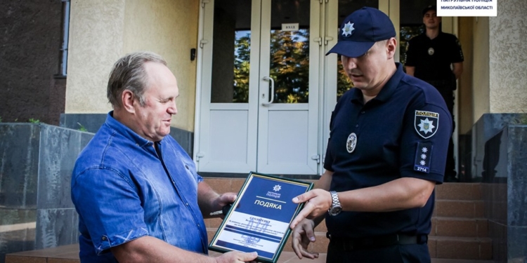 В Николаеве патрульные отметили таксиста, благодаря которому удалось задержать грабителей церкви (ФОТО)