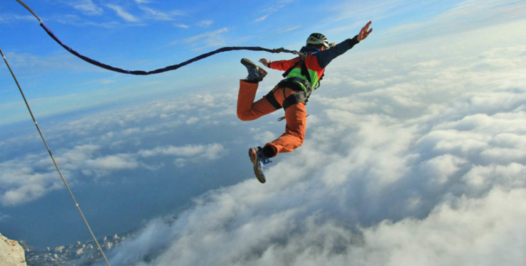 В “Буковеле” двое людей упали на землю во время роупджампинга из-за обрыва троса