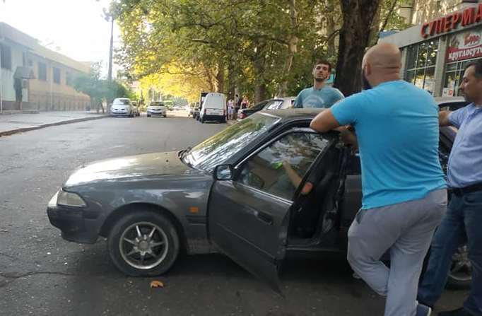 В Николаеве пьяный таксист уснул прямо в автомобиле (ФОТО) 7