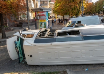 В центре Днепра пьяный водитель влетел в маршрутку с пассажирами (ФОТО, ВИДЕО)