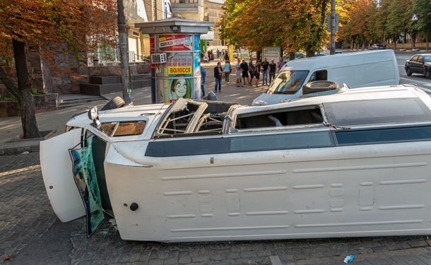 В центре Днепра пьяный водитель влетел в маршрутку с пассажирами (ФОТО, ВИДЕО)